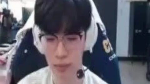 斯洛伐克门将杜布拉夫卡送出意外助攻